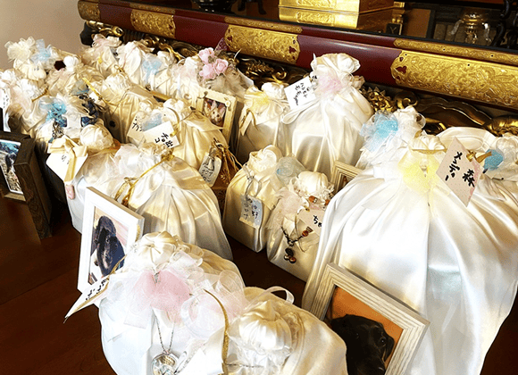 ペットPaPaの「手作り骨つぼ」がいっぱい並びます